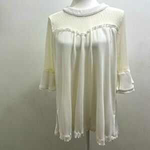 JODIFL White Cream Lace and Ruffle and Pleat Blouse Keyhole back EUC size Small
